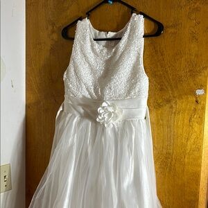 Charming White Sleeveless Kids Dress with Floral Detail sequins on top z8